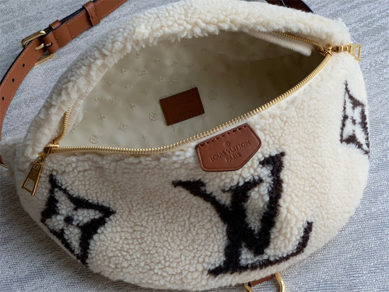  chic everyday bag detail view showing craftsmanship