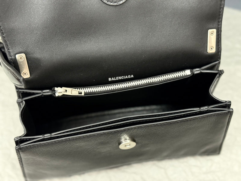 Zivas Charm Versatile Design Statement Handbag (Versatile Style Statement) – Styled Look