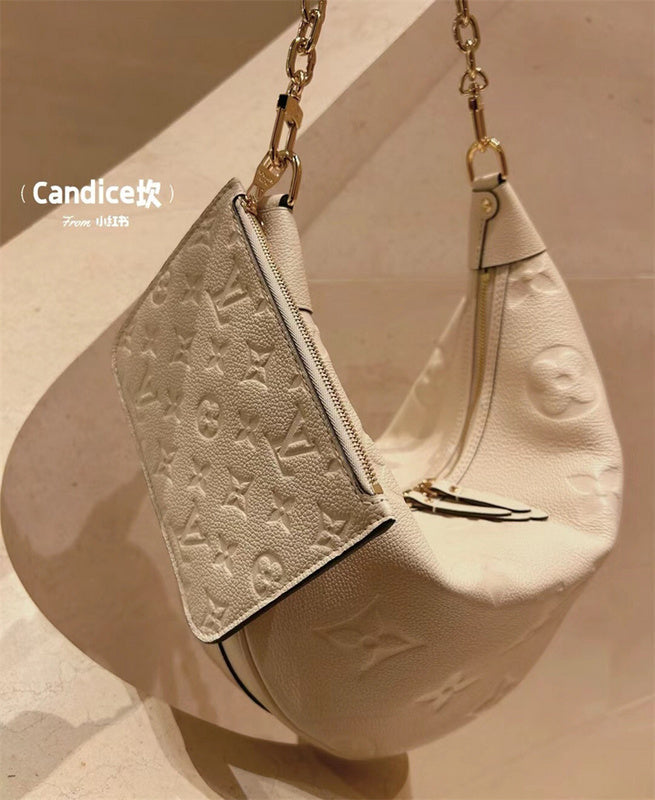  Streamlined everyday bag carried on shoulder