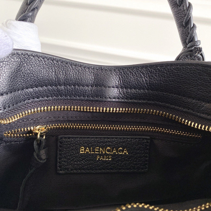 Zivas Charm Versatile Design Statement Handbag (Refined Practical Design) – Detail View