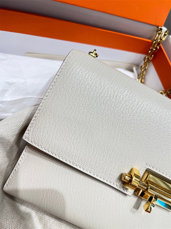  Versatile everyday bag front view 7