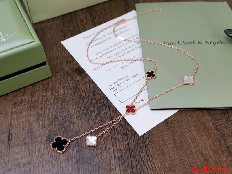 Side view of Van Cleef & Arpels unisex jewelry piece