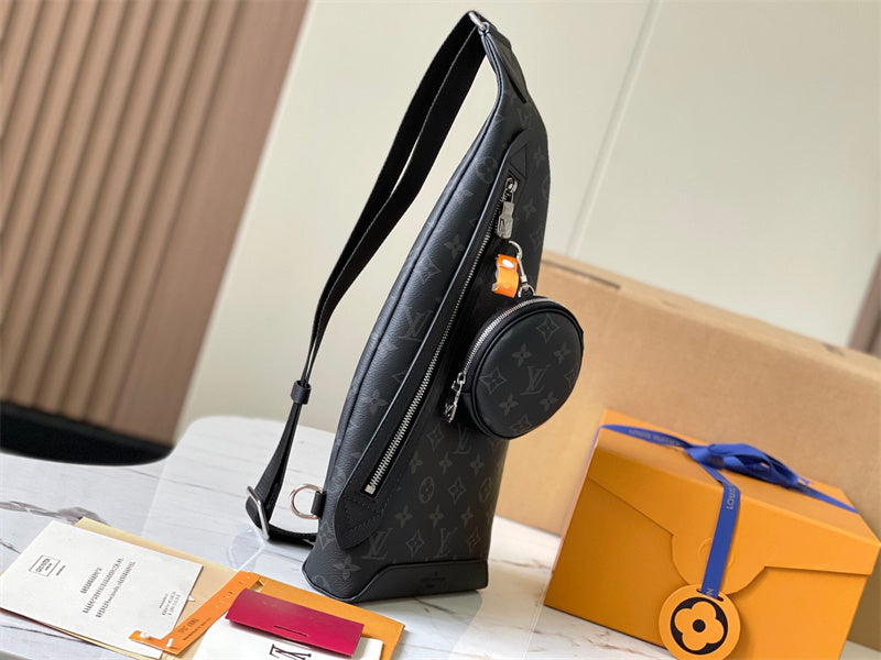  Essential handbag carried on shoulder
