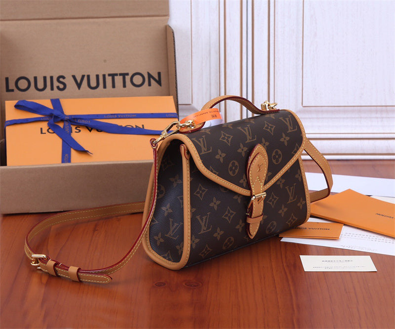  Structured tote bag carried on shoulder