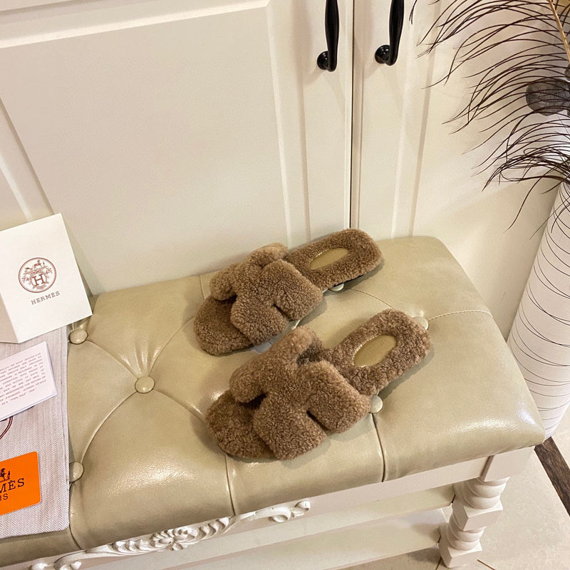 Hermes sandals Style 051 - close-up of classic monogram styling