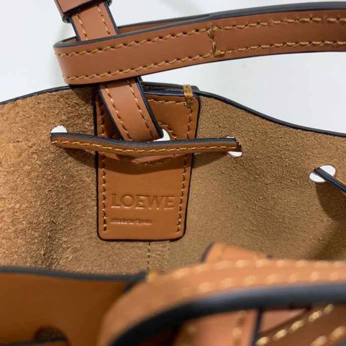Ziva's Charm handbag – detail view (8.5cm*6.5cm*13cm)