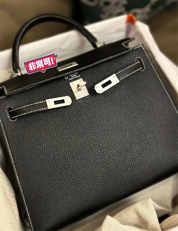  satchel close-up of hardware and finish