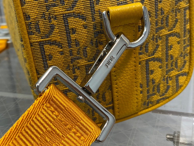 Close-up detail of everyday-luxe premium women's handbag – women's statement bag