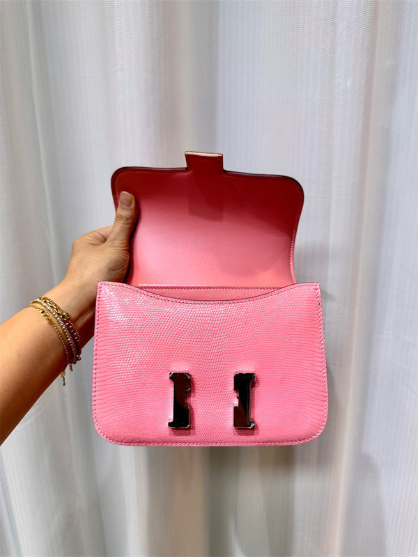  modern carryall bag detail view showing craftsmanship 20