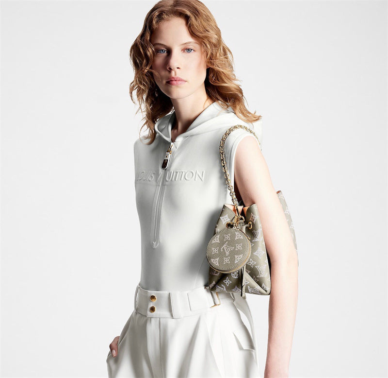 Classic everyday bag carried on shoulder 10