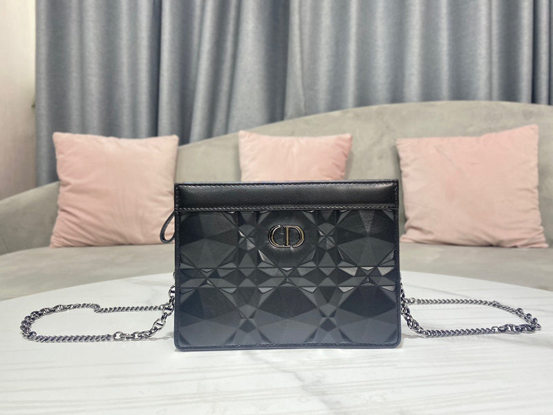 Side profile of modern sleek women's handbag – women's designer-style accessory