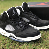 Nike Men's & Women's Designer Lifestyle Shoes — Style 140 front view