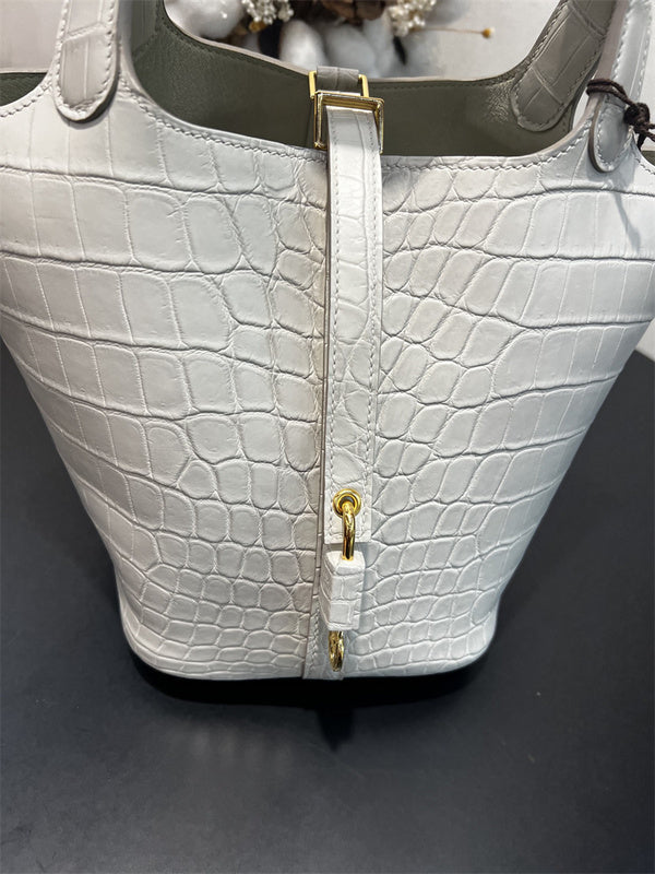  Elegant tote bag carried on shoulder