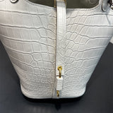  Elegant tote bag carried on shoulder