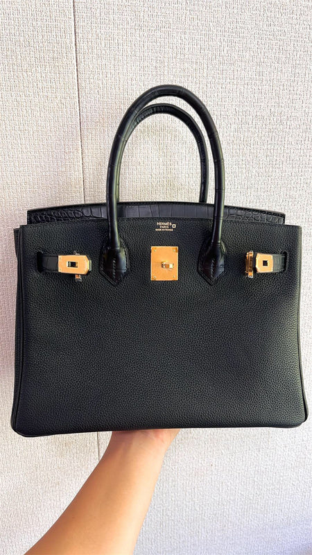  clean-lined carryall bag detail view showing craftsmanship 8