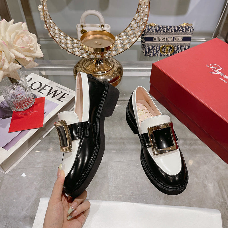 Three-quarter angle view of Roger Vivier luxury piece style No.076