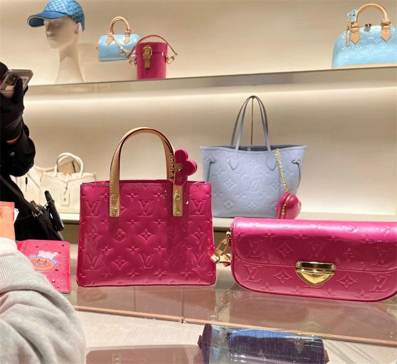  Everyday carryall bag carried on shoulder