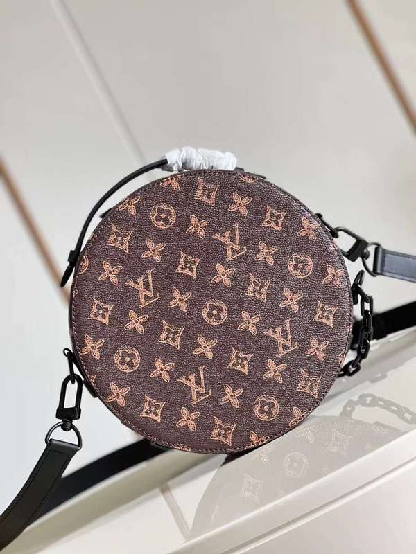 Handle and strap detail of classic sleek women's handbag – women's statement bag