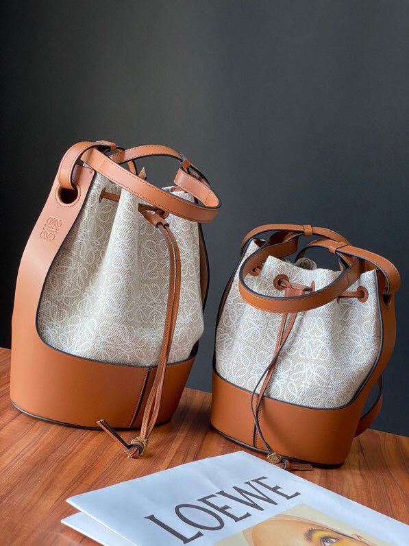 Ziva's Charm handbag – side angle view (31cm*21.5cm*16cm)