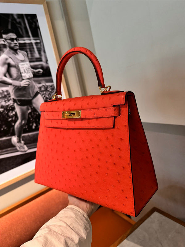 Fluid handbag styled for everyday wear