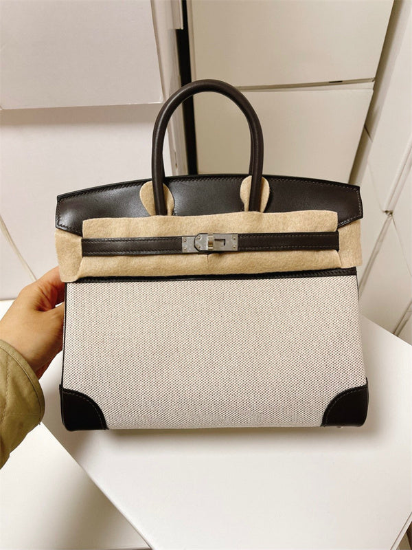  everyday carryall bag detail view showing craftsmanship 8
