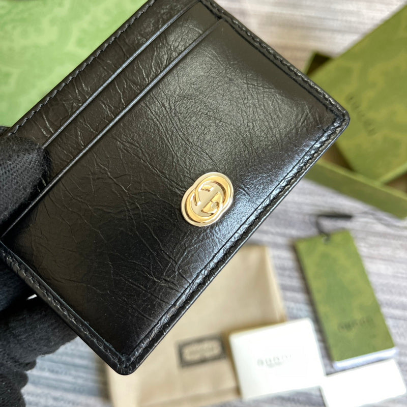 Styled lifestyle shot of classic modern women's handbag – women's everyday handbag