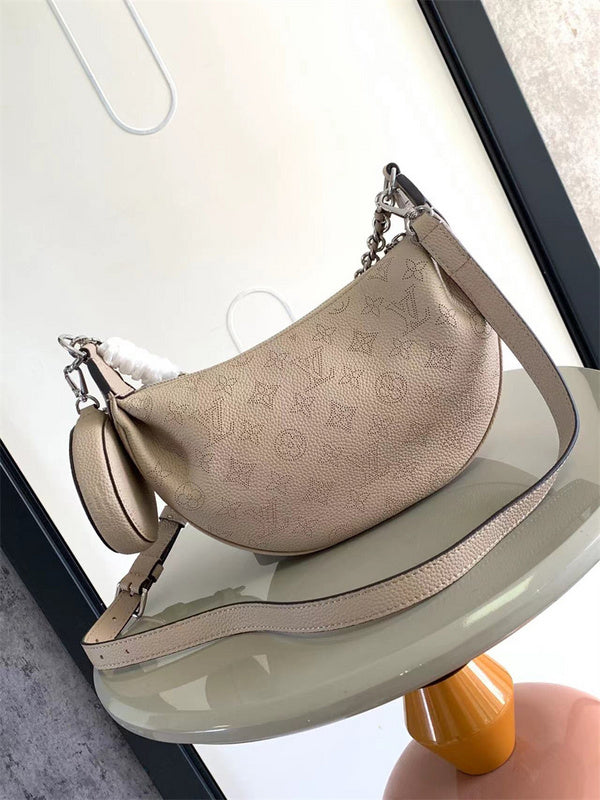  signature everyday bag detail view showing craftsmanship 14