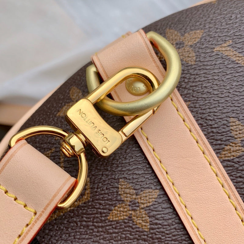 Handle and strap detail of classic sleek women's handbag – women's statement bag
