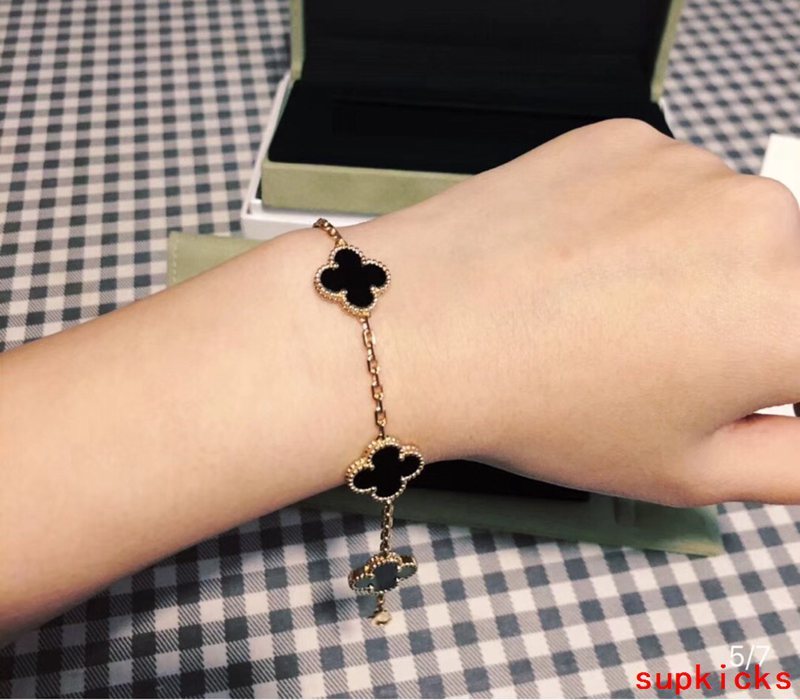 Side view of Van Cleef & Arpels unisex jewelry piece