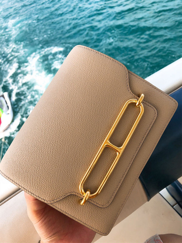  Refined shoulder bag carried on shoulder