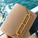  Refined shoulder bag carried on shoulder