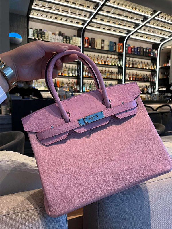 Chic carryall bag carried on shoulder