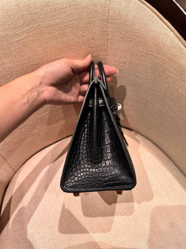  elegant handbag styled with outfit