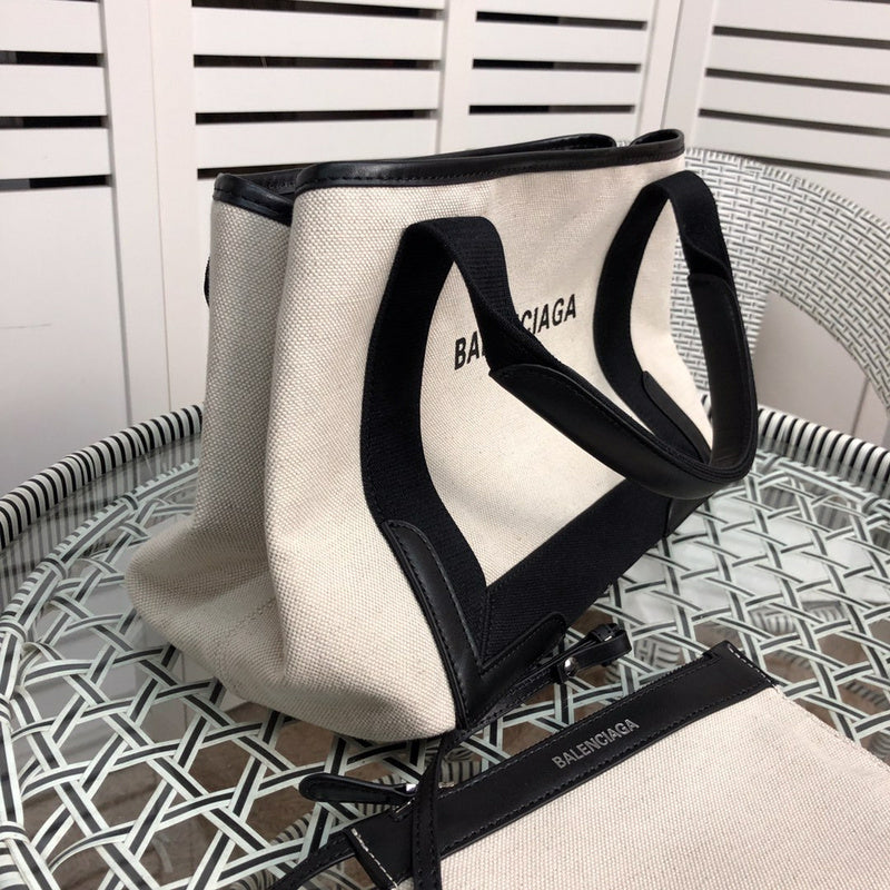Handle and strap detail of modern everyday-luxe women's handbag – women's statement bag