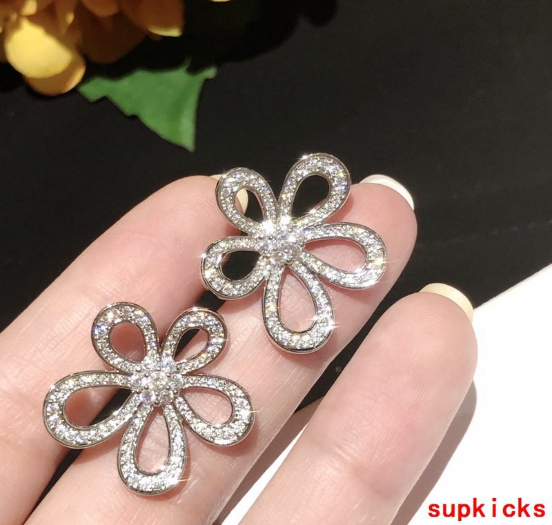 Close-up detail view of Van Cleef & Arpels unisex jewelry piece