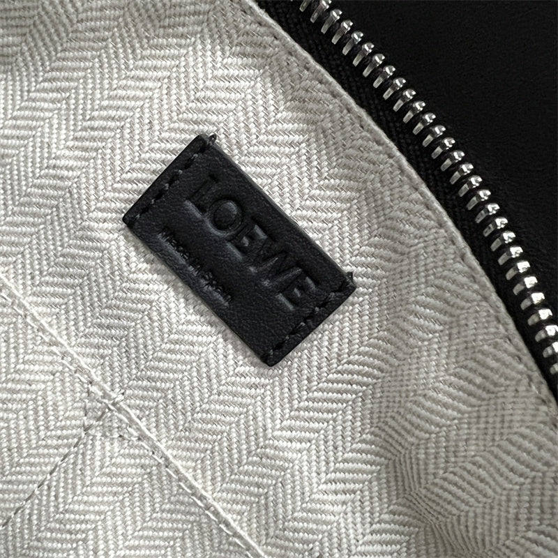  Essential shoulder bag front view 43