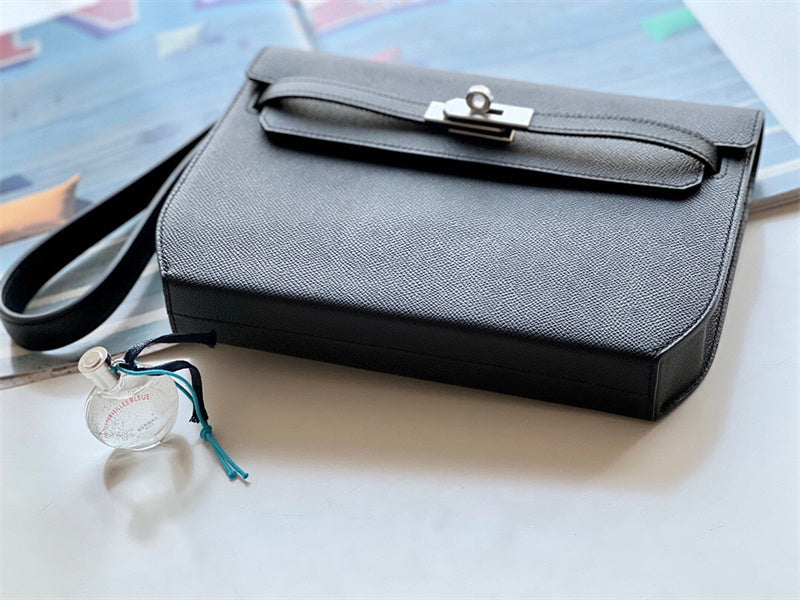  Curated everyday bag front view 13