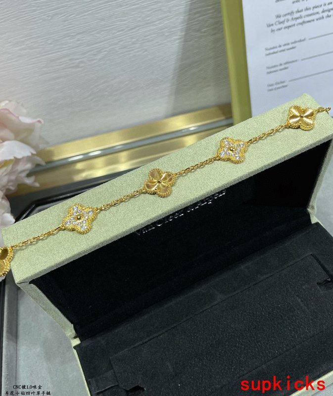 Full view of Van Cleef & Arpels unisex jewelry piece