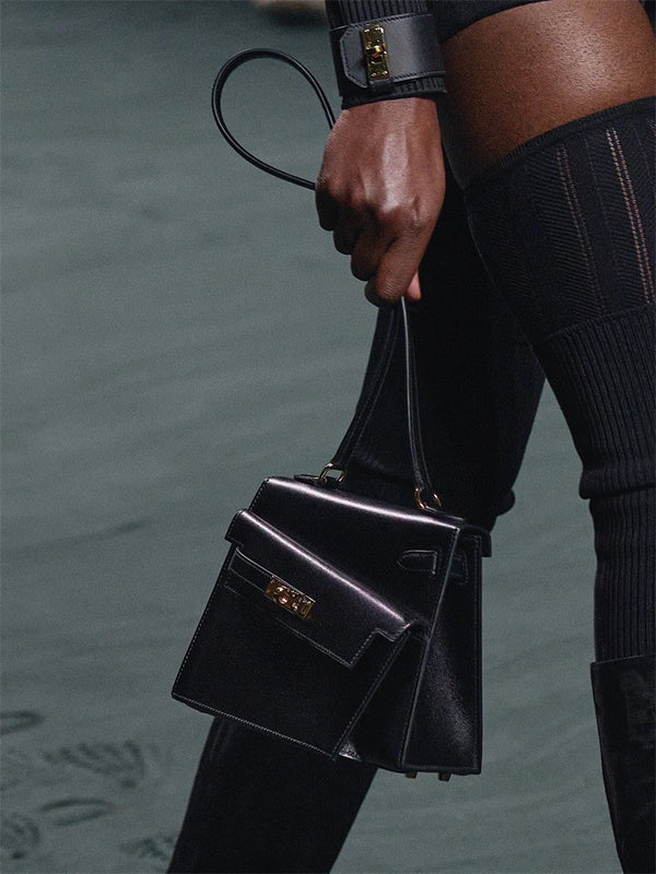  tote bag close-up of hardware and finish