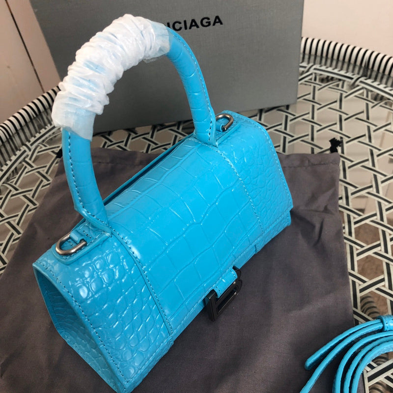 Handle and strap detail of chic statement women's handbag – women's luxury handbag