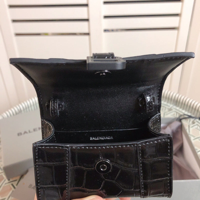 Front view of polished structured women's handbag – women's everyday handbag