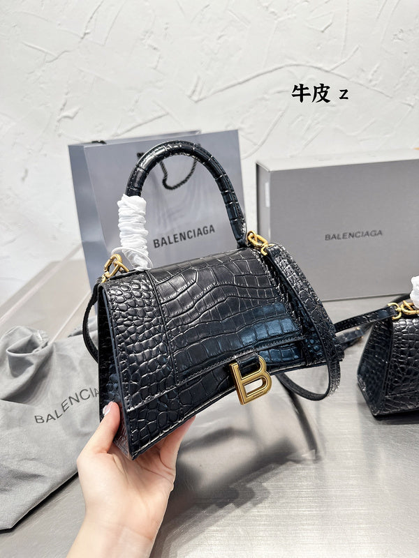 Ziva's Charm handbag – detail view (one versatile size)