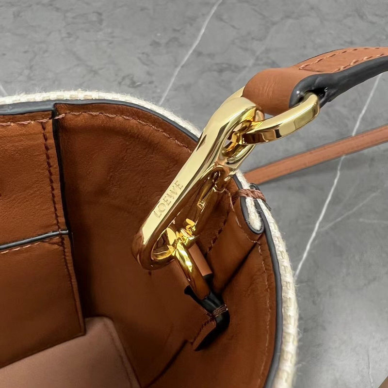 Ziva's Charm handbag – close-up view (22cm*9cm*19.5cm)
