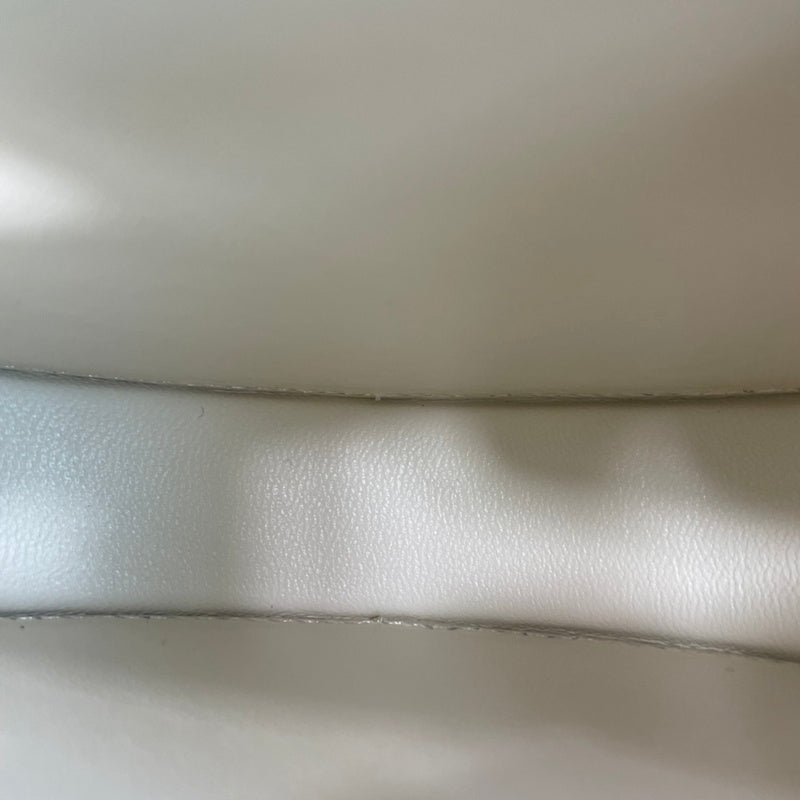 Handle and strap detail of chic modern women's handbag – women's luxury accessory