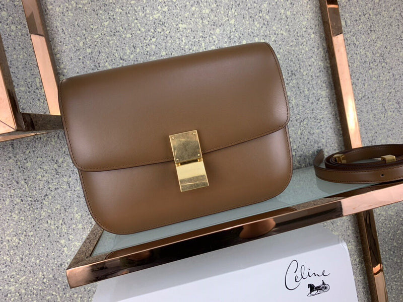 Side profile of modern classic women's handbag – women's luxury accessory