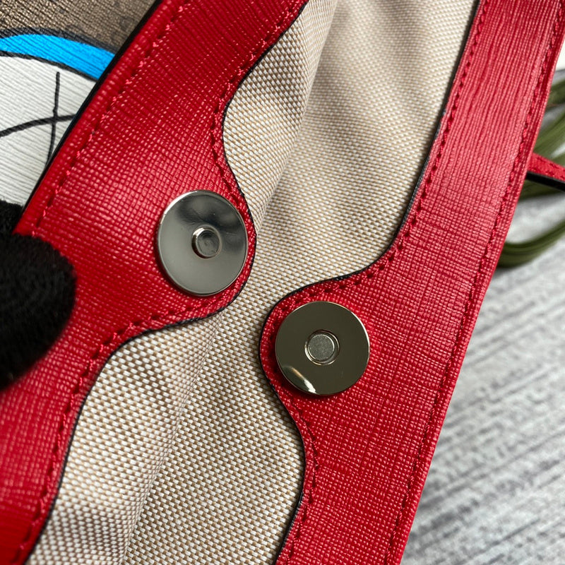 Handle and strap detail of structured refined women's handbag – women's everyday handbag