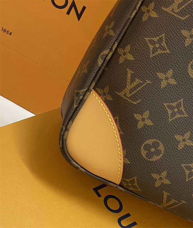  essential tote bag styled with outfit