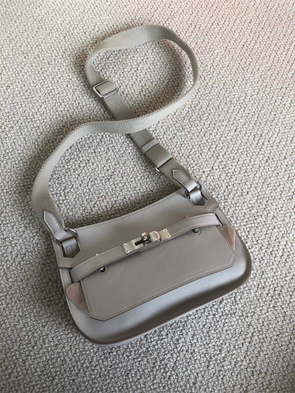  carryall bag close-up of hardware and finish 11