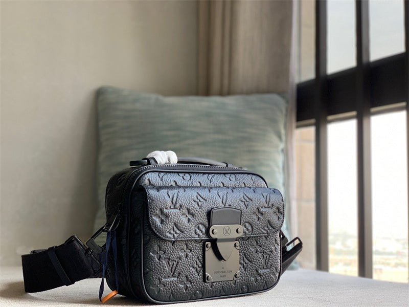  signature everyday bag detail view showing craftsmanship 8