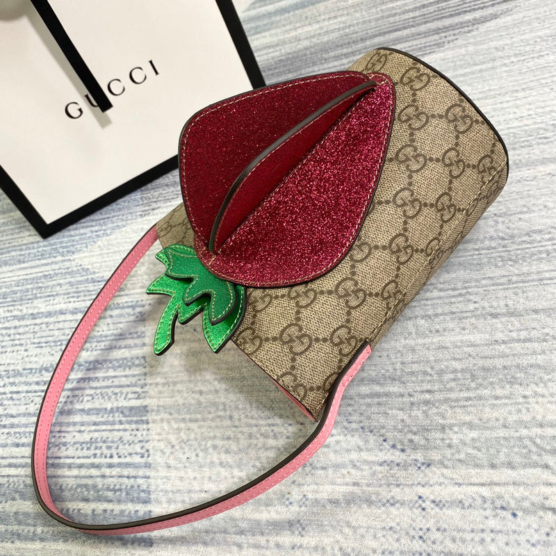 Handle and strap detail of modern sleek women's handbag – women's everyday handbag
